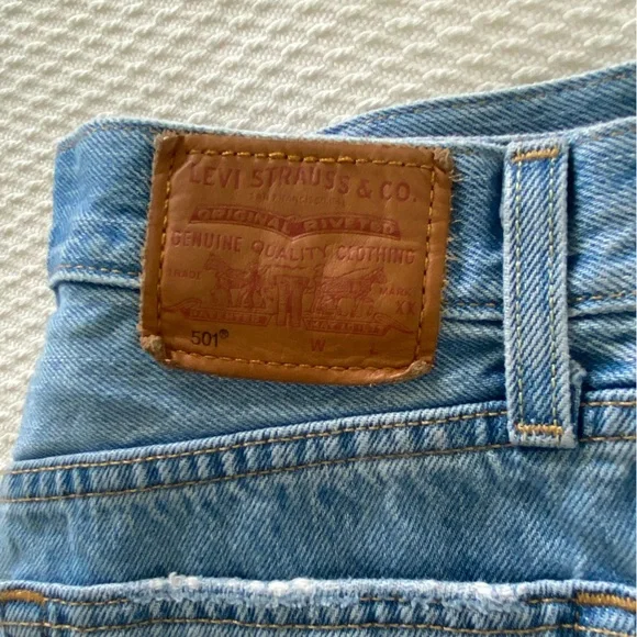 Premium Levis Shorts - Picture 8 of 10